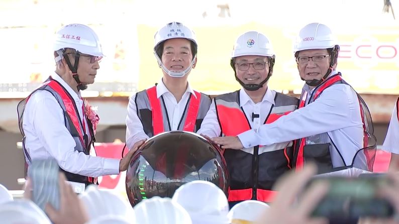 總統賴清德、新北市長侯友宜出席「淡江大橋合龍典禮」。（圖／翻攝畫面）