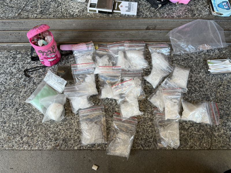 警方查扣的毒品等證物。(圖/翻攝畫面)