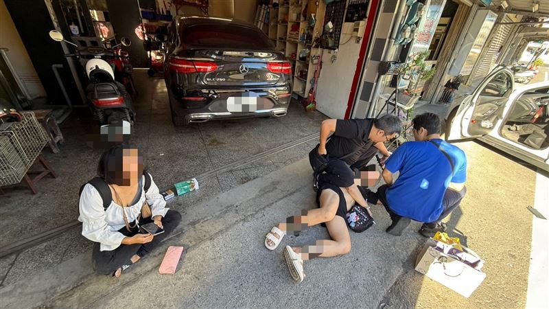 警方逮捕逃逸的黃姓和王姓2女。(圖/翻攝畫面)