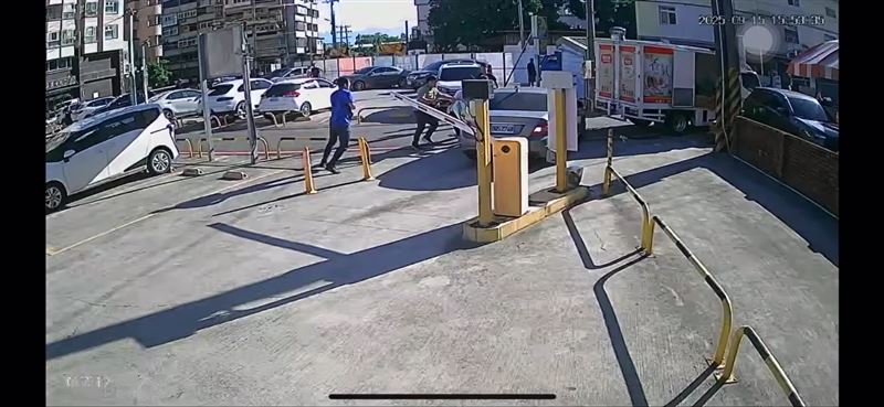 黃姓女駕駛開車衝撞員警。(圖/翻攝畫面)