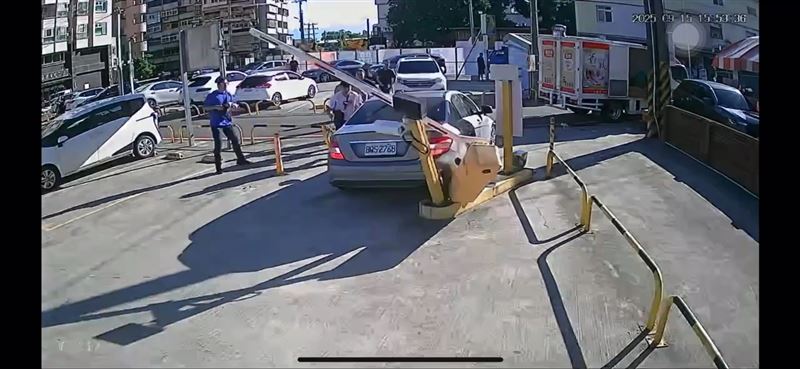 黃姓女駕駛開車衝撞員警。(圖/翻攝畫面)