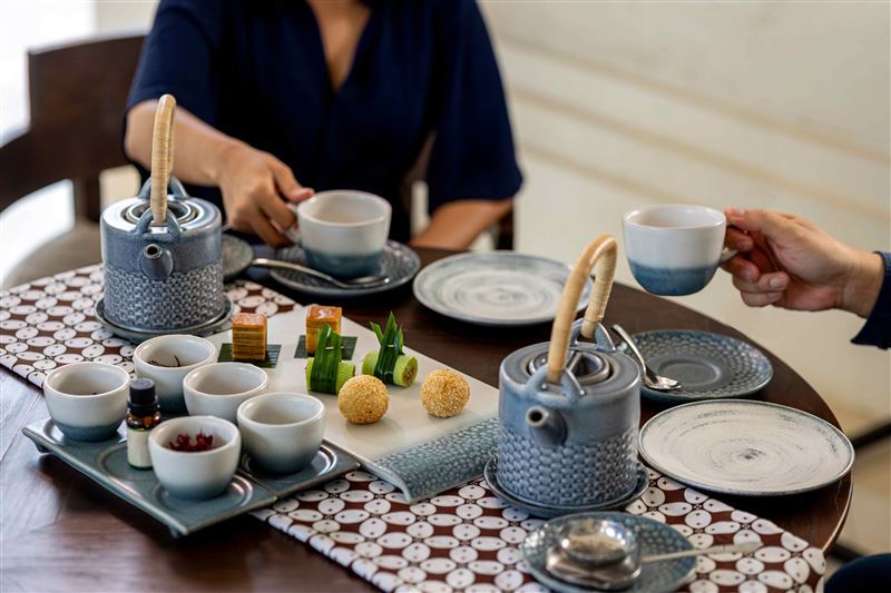 Mawedangan茶之儀式中，侍者將引導賓客依序聞香、品茗，體驗印尼上乘茶品，包括綠茶、紅茶、爪哇茉莉花茶、白茶與洛神花茶。（圖／飯店旅宿業者提供）