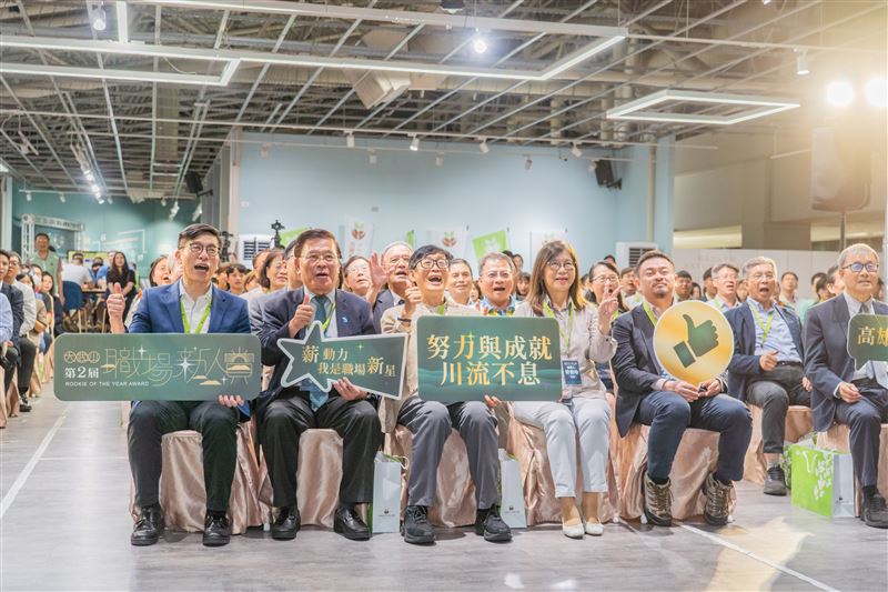 第二屆大武山職場新人賞頒獎典禮頒獎人；（左起）發起人暨立法委員鍾佳濱、總召集人暨義守大學校長古源光、主辦單位暨台灣青年文化創生協會理事長劉孝明、海洋委員會主任委員管碧玲、勞動部部長洪申翰