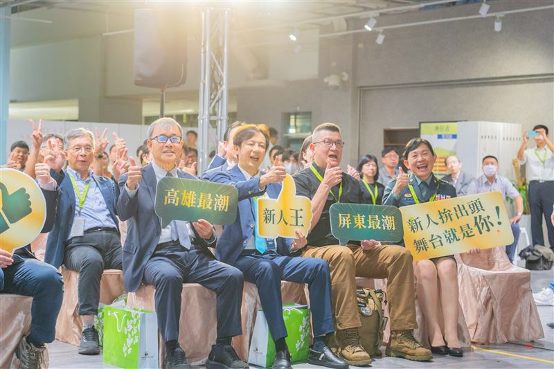 第二屆大武山職場新人賞頒獎典禮頒獎人；（左起）教育部部長鄭英耀、金管會副主委陳彥良、內政部次長馬士元、國防部政治作戰局局長陳育琳中將