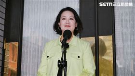 吳思瑤於議場前接受聯訪。（圖／記者楊士誼攝影）