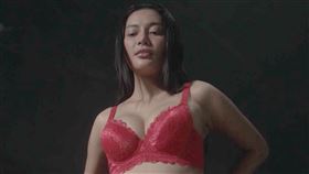 本片邀來印尼超模艾瑞卡卡爾利納激情演出，更因為情慾尺度驚人，在印尼遭到修剪。（圖／采昌國際多媒體提供） 