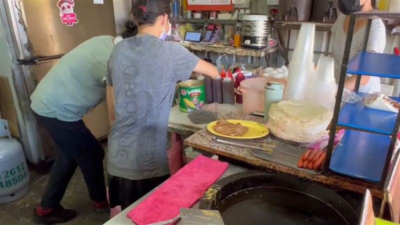 一名男子到早餐店用餐，習慣性叮囑「不要這個、少那個」，導致收據上滿滿都是備註，讓店員得特別花心思處理。（示意圖／資料庫）