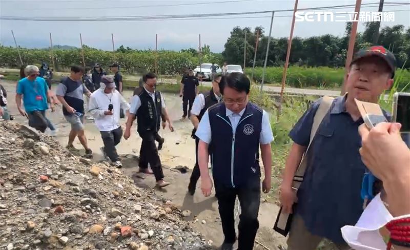 檢察長張春暉率領3位主任檢察官到場會勘，親腳踩進大峽谷，臉色凝重吐露心聲。（圖／翻攝畫面）