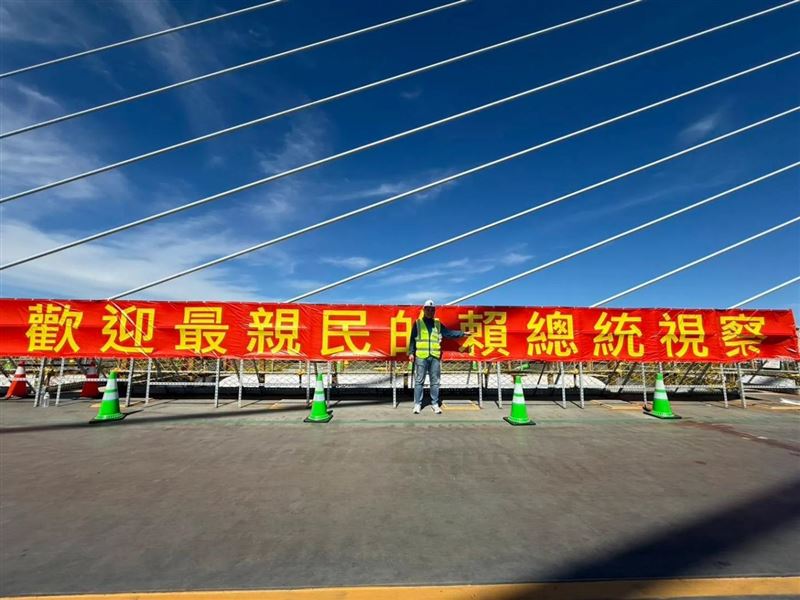 國民黨新北市議員陳偉杰說，看到超大的紅布條，這樣是不是要列隊鼓掌歡迎國家領導。（圖／翻攝自陳偉杰threads）