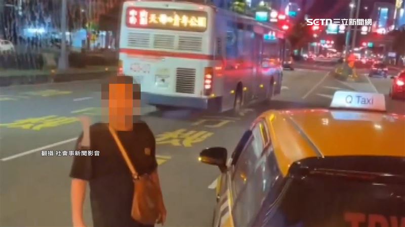 計程車運將「當街攔車」，對著公車司機叫囂。（圖／翻攝自社會事新聞影音）