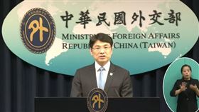 外交部發言人蕭光偉主持例行記者會。（圖／翻攝自外交部YT） 