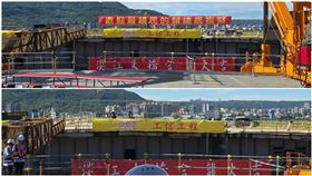 淡江大橋合龍典禮現場，施工廠商自行懸掛「歡迎最親民賴總統」布條，經總統府先遣人員要求下撤下。（圖／讀者提供）