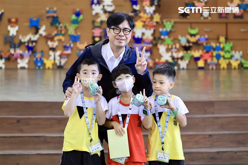 高雄市長陳其邁在《天下雜誌》公布「2025縣市長施政滿意度調查」與「永續幸福城市大調查」中再度榮登榜首。（圖／翻攝畫面）