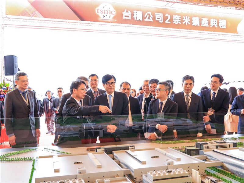 高雄市長陳其邁在《天下雜誌》公布「2025縣市長施政滿意度調查」與「永續幸福城市大調查」中再度榮登榜首。（圖／翻攝畫面）