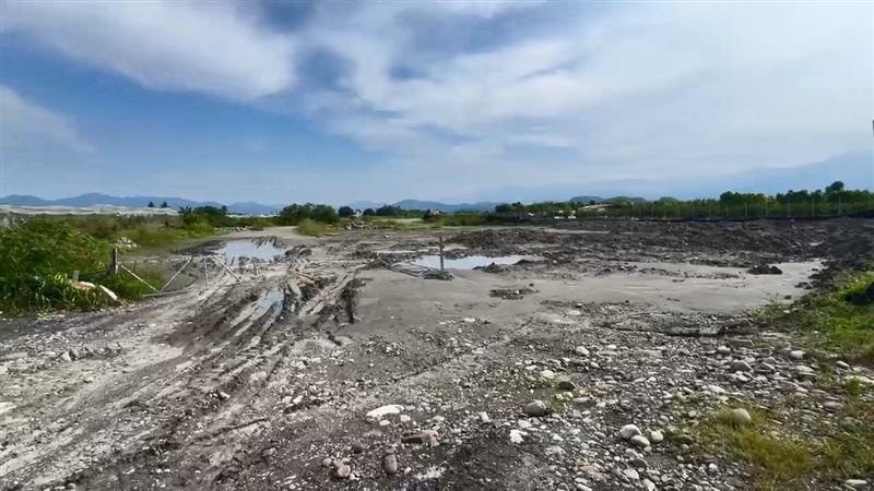 居民敢怒不敢言，只能看著廢土山越長越高、大峽谷越挖越深。（圖／翻攝畫面）
