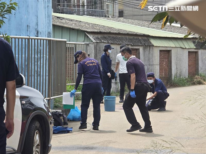 一名20歲女子,在與一名頭戴安全帽的男子當街談判時,疑遭對方以預藏的30公分長刀具狂砍超過十刀,最終傷重不治。(圖/翻攝畫面)