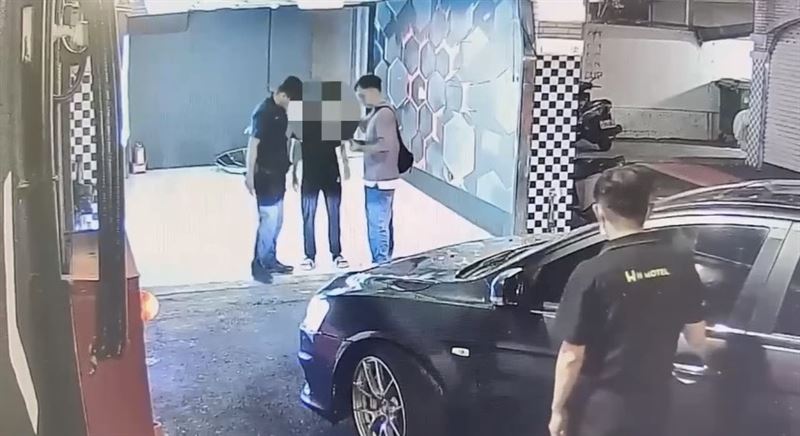 警方在甲男常進出的摩鐵，又發現3名共犯。（圖／翻攝畫面）