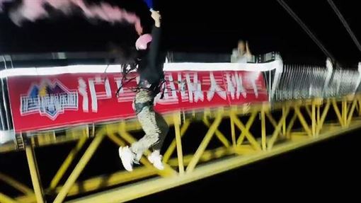 7月才引產死胎　百萬網紅玩高空彈跳挨轟