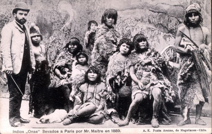 1889 年，領班將火地島（阿根廷巴塔哥尼亞）的原住民帶到巴黎。（圖／翻攝自維基百科）