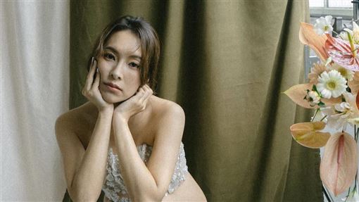 女星懷二胎曬絕美孕肚　上身僅裹透明蕾絲