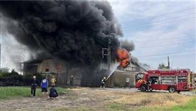 苗栗農機具倉庫全面燃燒！恐怖火舌黑煙衝天際　駭人畫面曝光