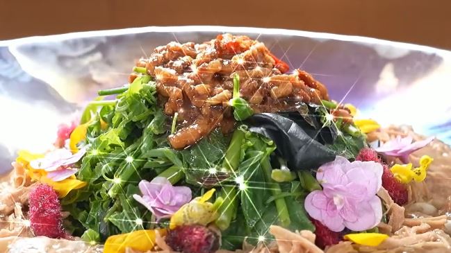 鬍鬚張創會會長張永昌親自下廚，沒想到這次不賣滷肉飯，而是換個方式，用一道「仙草傳奇」展現台灣味的新詮釋。（圖／《阿鴻の美食散步》提供）