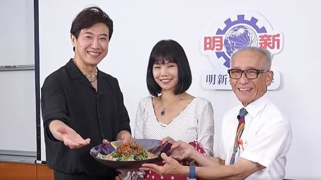 陳鴻(圖左)、張永昌（圖右）一同端出美味料理「仙草傳奇」。（圖／《阿鴻の美食散步》提供）