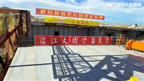 今日淡江大橋合龍典禮，總統賴清德親自蒞臨現場感謝各界的努力，不過現場出現多塊「歡迎最親民的賴總統視察」紅布條，引起爭議。（圖／記者李育道攝影）