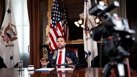 美國副總統范斯在白宮主持早前遭暗殺的主持人，柯克的節目《查理·柯克秀》。（圖／路透社／達志影像）