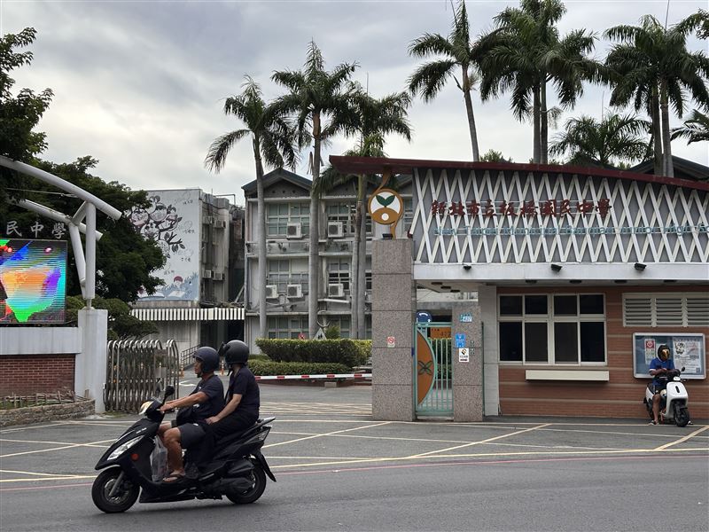 新北市板橋區一名國三生踩破採光罩，摔落1層樓的地面受傷送醫。（圖／翻攝畫面）