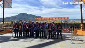 今日淡江大橋合龍典禮，總統賴清德親自蒞臨現場感謝各界的努力，不過現場出現多塊「歡迎最親民的賴總統視察」紅布條，引起爭議。（圖／記者李育道攝影）