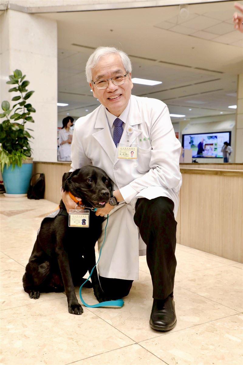 全台第一隻醫療犬「歐爸」今退休,北榮院長陳威明不捨。(圖/翻攝自北榮粉專)