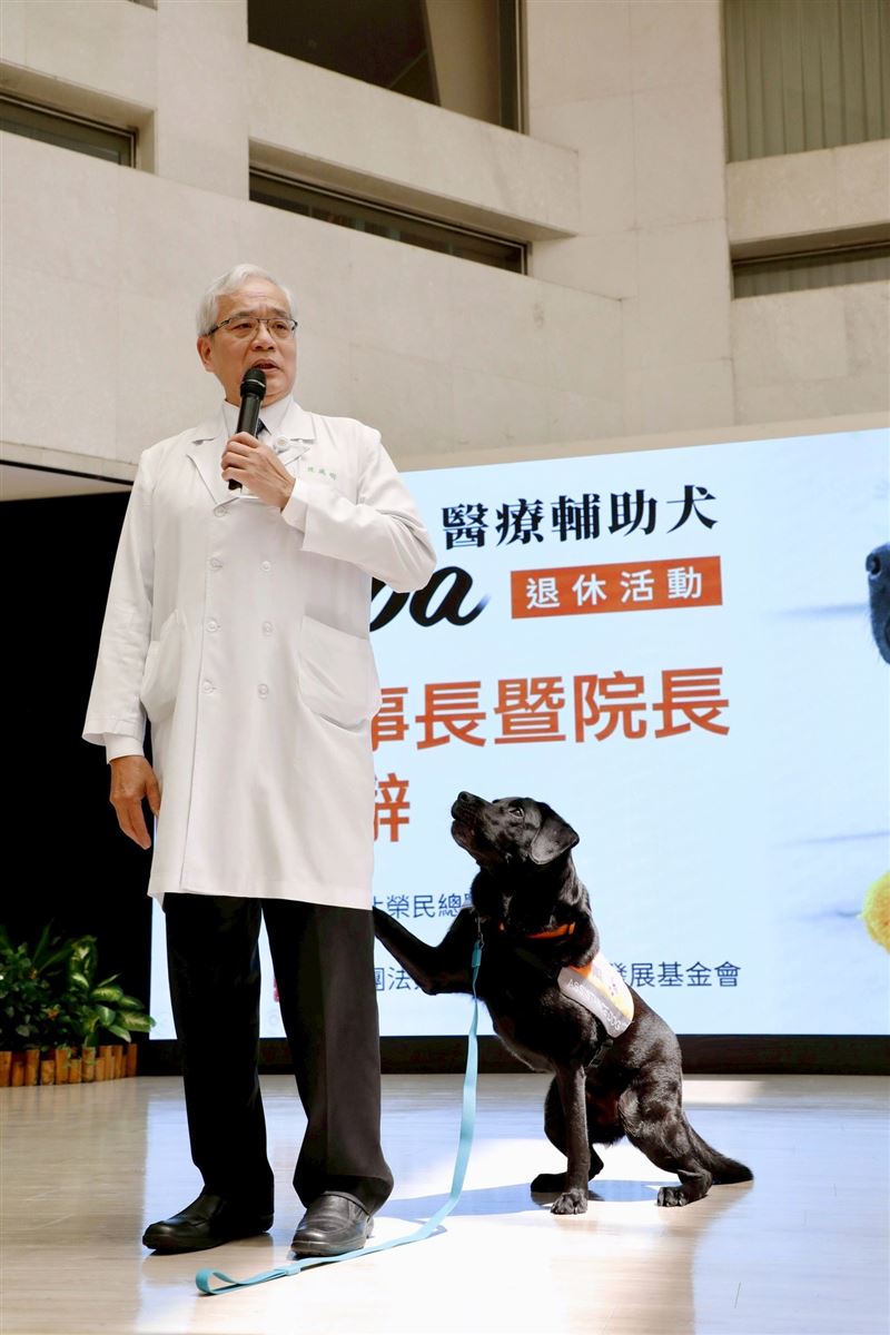 北榮院長陳威明感性致詞時,「歐爸」全程黏緊緊。畫面超暖。(圖/翻攝自北榮粉專)