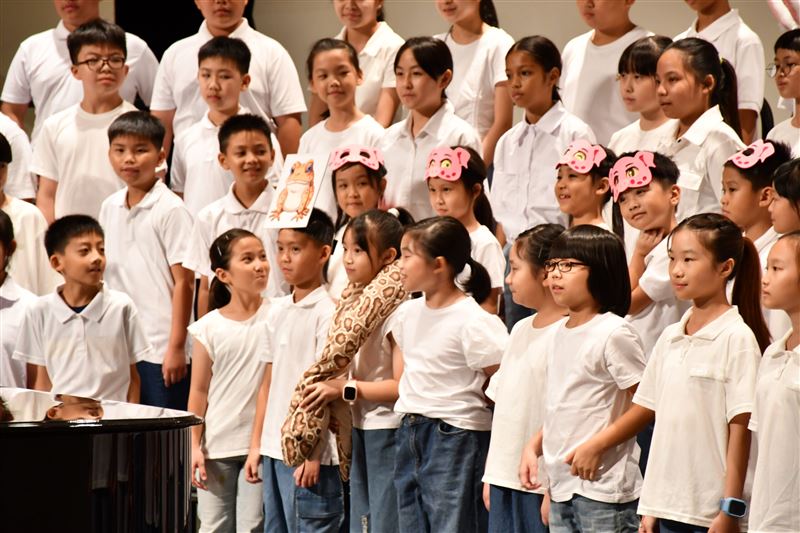 客語歌曲〈鷂婆〉。童趣的歌聲伴隨著孩子們可愛、逗趣的裝扮。「鷂婆」是客語中的老鷹，訴說翱翔天際的老鷹與動物們的有趣互動，藉由孩子們稚嫩的天籟歌聲抒發對家鄉與土地的關懷。（圖／桃園電子報提供）