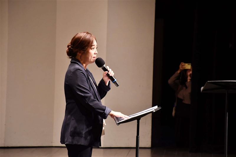 笨港國小指揮林雅欣老師。笨港國小合唱團展現「以美育人」成果。（圖／桃園電子報提供）
