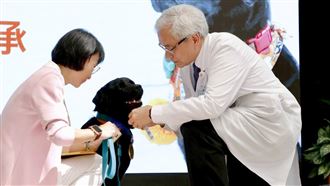 最暖歡送！北榮醫療犬「Oba」退休畫面曝