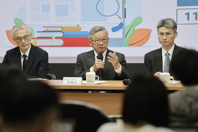台灣師範大學女足抽血案引發關注，國科會主委吳誠文（中）、副主委兼發言人蘇振綱（右）、主任秘書林廣宏（左）等日前在台北召開記者會表示，終止補助女足衡鑑平台計畫，並追繳計畫補助經費，涉案教師陳忠慶、周台英分別停權5年及4年