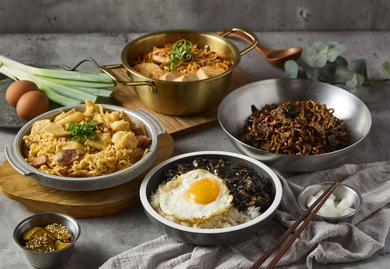 本村韓食炸雞10月1日推出全新4道料理，包括韓粉玫瑰拉麵、黑嚕炸醬飯。(圖／本村韓食炸雞提供）