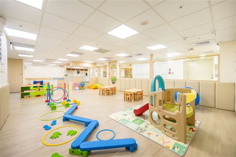 全家托嬰中心以溫馨童趣為設計風格，共規劃3間分齡教室、專屬遊戲區，大面積採光。（圖／超商業者提供）