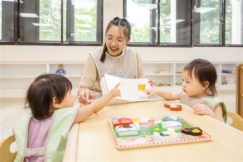 全家托嬰中心維持符合法規標準的師生比1:5，且專業托育員皆擁有至少5年以上資歷。（圖／超商業者提供）
