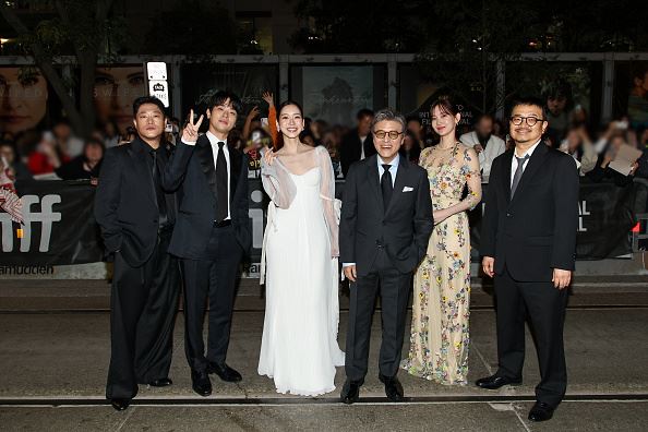 《醜得要命》導演延尚昊（右）和主演群。（圖／ &copy; 2025 Plus M Entertainment and WOWPOINT. All Rights Reserved.）