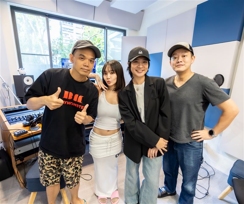 「2025全球客家流行音樂大賽」形象歌曲錄音(左起製作人Tower、Kimberley陳芳語、金曲客語才女黃宇寒、錄音混音工程師Victor劉偉德)。（圖／新視紀整合行銷）