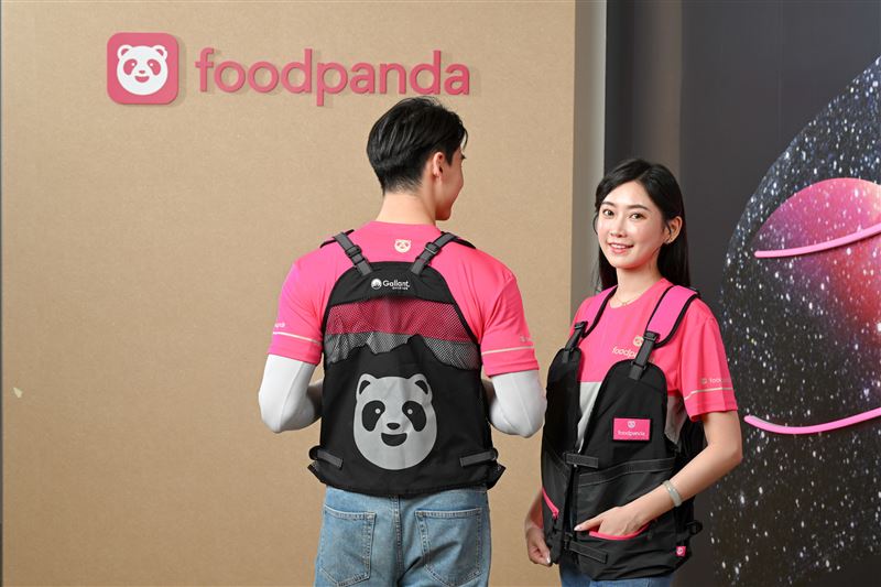 foodpanda設計打造高識別度、符合安全機能與潮流風格的聯名工裝背心，讓外送過程更自在與安心。（圖／foodpanda提供）