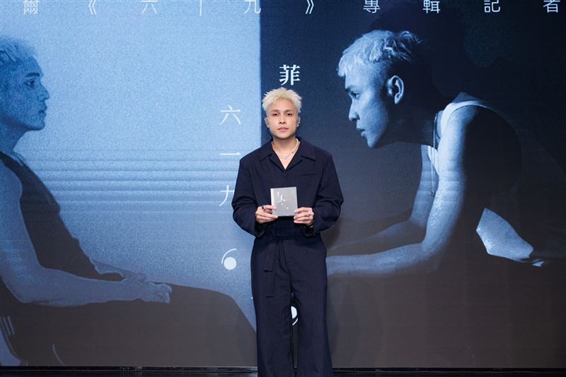 馬來西亞創作才子菲道爾以〈阿拉斯加海灣〉締造9.4億點播紀錄，近期再憑〈在加納共和國離婚〉登上抖音熱榜與挑戰榜雙料冠軍。（圖／群石國際提供）
