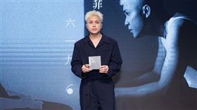 馬來西亞創作才子菲道爾以〈阿拉斯加海灣〉締造9.4億點播紀錄，近期再憑〈在加納共和國離婚〉登上抖音熱榜與挑戰榜雙料冠軍。（圖／群石國際提供）