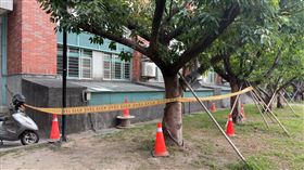 新北市板橋區一名國三生踩破採光罩，摔落1層樓的地面受傷送醫。（圖／翻攝畫面）