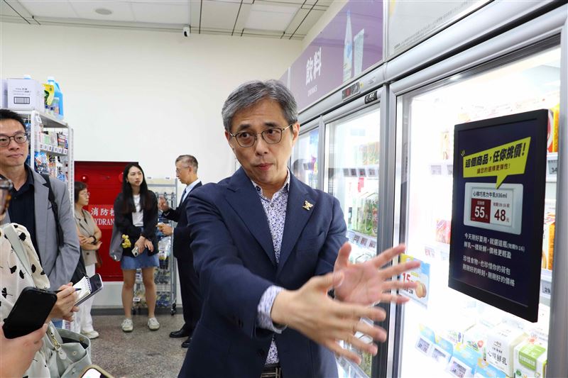 三商家購董事總經理邱光隆展示電子價卡的多元應用。（圖／品牌業者提供）