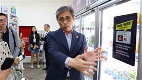 三商家購董事總經理邱光隆展示電子價卡的多元應用。（圖／品牌業者提供）