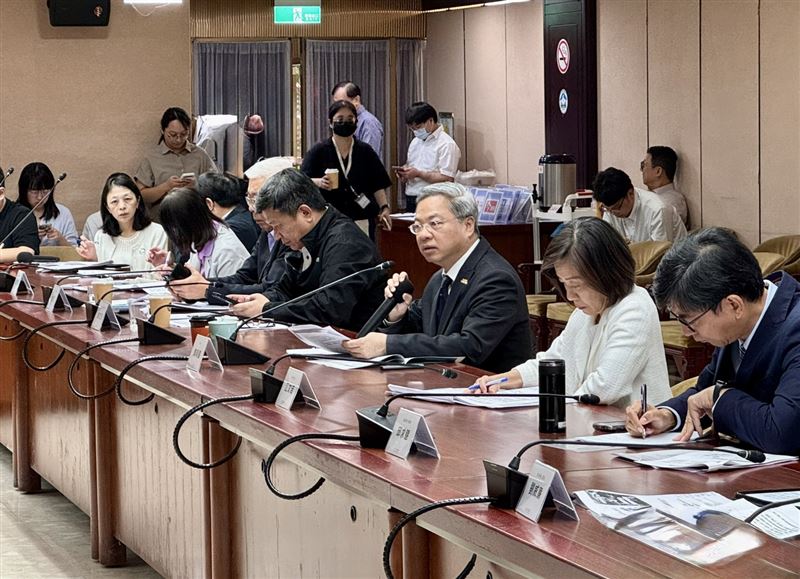 經濟部長龔明鑫說明對關稅衝擊，分產業不同需求給予幫助。（圖／記者廖珪如攝影）