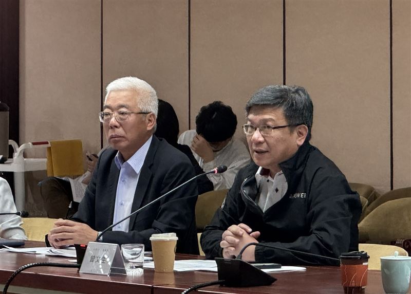 台電董座曾文生說明興達電廠、林口電廠進行檢修後台灣供電狀況。（圖／記者廖珪如攝影）